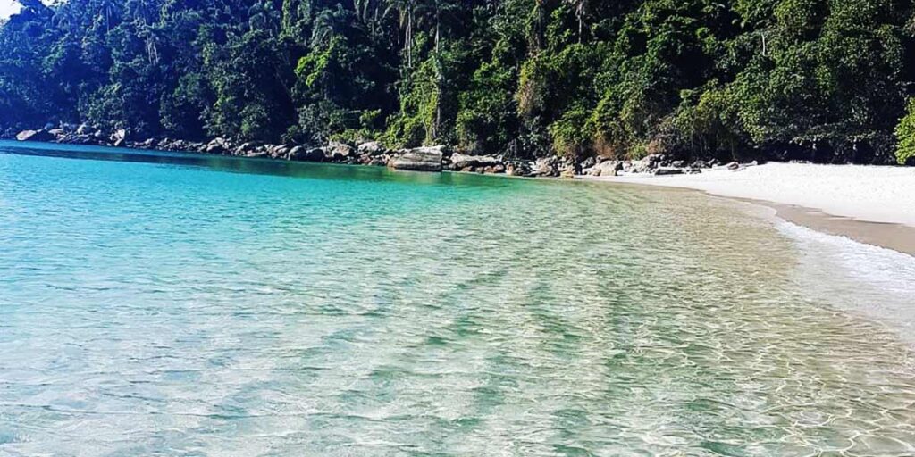 Praias e ilhas de Angra dos Reis vistas do passeio
